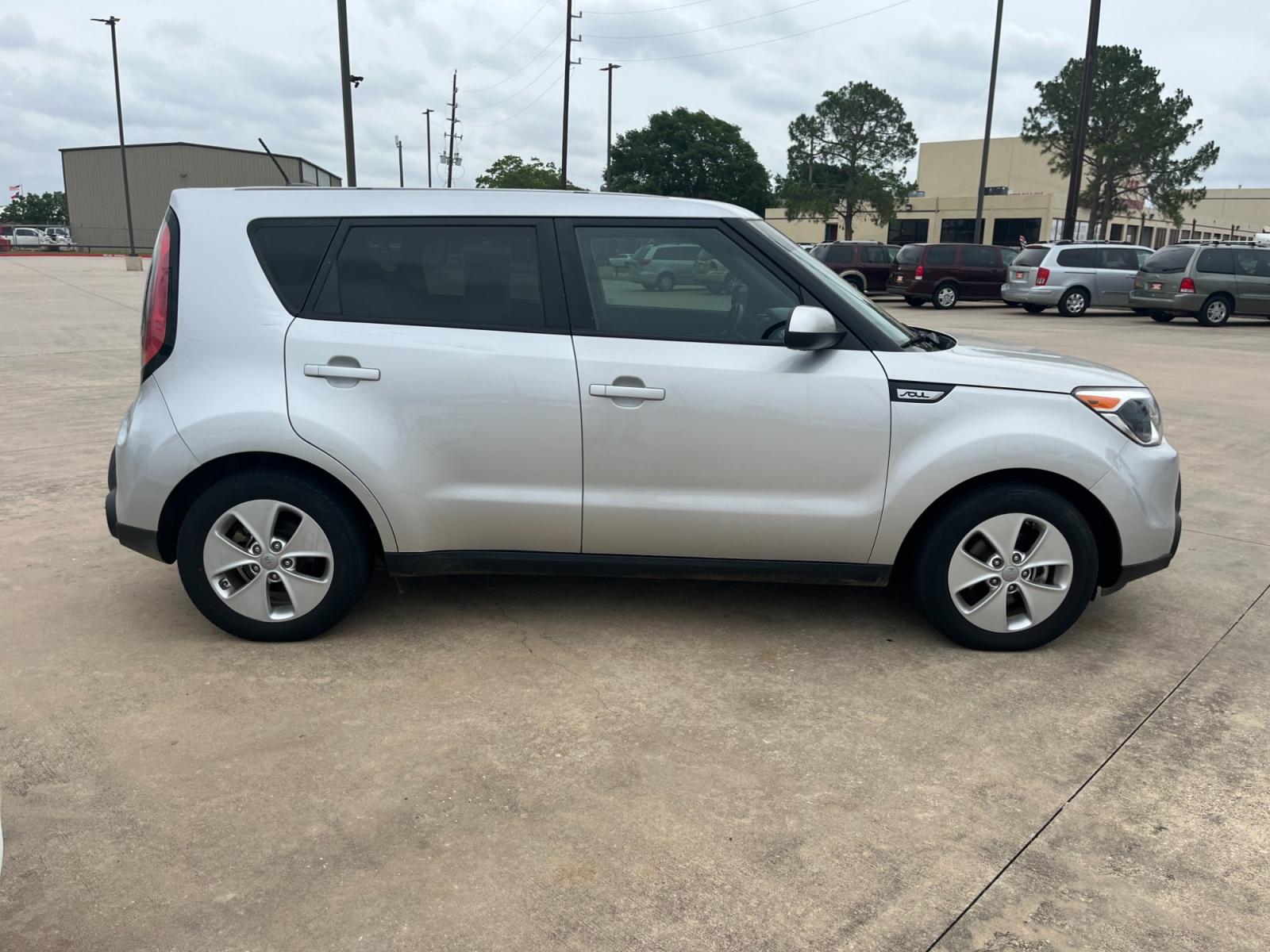 2016 SILVER /black Kia Soul Base 6A (KNDJN2A28G7) with an 1.6L L4 DOHC 16V engine, 6A transmission, located at 14700 Tomball Parkway 249, Houston, TX, 77086, (281) 444-2200, 29.928619, -95.504074 - Photo #7